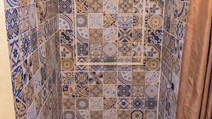 Un mur recouvert de carreaux présentant une variété de motifs et de dessins.