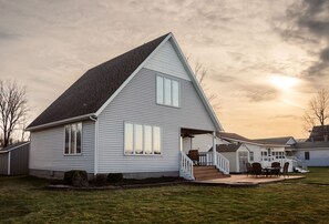 Exterior - Escape to a beautiful lakeside cottage on Waldron Lake. (Wawaka)