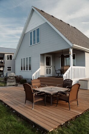 Outdoor dining - Escape to a beautiful lakeside cottage on Waldron Lake. (Wawaka)
