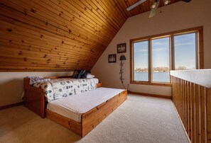 3 bedrooms, iron/ironing board, WiFi, bed sheets - Escape to a beautiful lakeside cottage on Waldron Lake. (Wawaka)