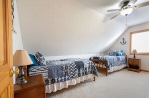 3 bedrooms, iron/ironing board, WiFi, bed sheets - Escape to a beautiful lakeside cottage on Waldron Lake. (Wawaka)