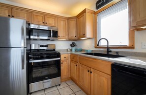 Private kitchen - Escape to a beautiful lakeside cottage on Waldron Lake. (Wawaka)