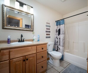 Shower, towels, soap, toilet paper - Escape to a beautiful lakeside cottage on Waldron Lake. (Wawaka)