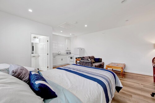 Fantastic studio-suite cottage with AC near SoFi Stadium