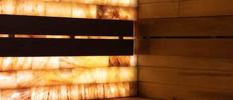 Eine Sauna mit Holzwänden und Bänken.