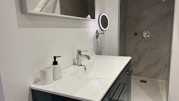 Whirlpool, Haartrockner, Handtücher, Seife