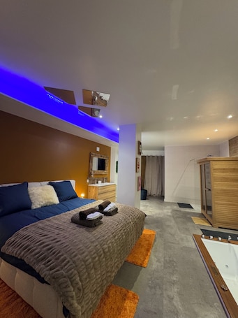1 bedroom, WiFi, bed sheets. Starry Night Suite