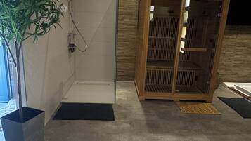 Dusche, Whirlpool, Haartrockner, Handtücher