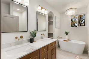 Shower, hair dryer, bidet, towels - Modern Seattle Charmer in Central (Seattle)