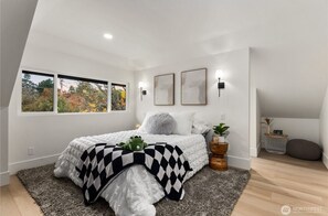 4 bedrooms, iron/ironing board, WiFi, bed sheets - Modern Seattle Charmer in Central (Seattle)