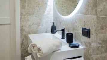 Deluxe Double Room, City View | Bathroom