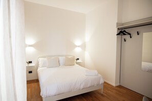 Luxury-Doppelzimmer, Stadtblick | Minibar, Schreibtisch, laptopgeeigneter Arbeitsplatz