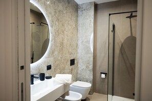 Deluxe-Doppelzimmer, Stadtblick | Badezimmer | Dusche, Haartrockner, Hausschuhe, Handtücher