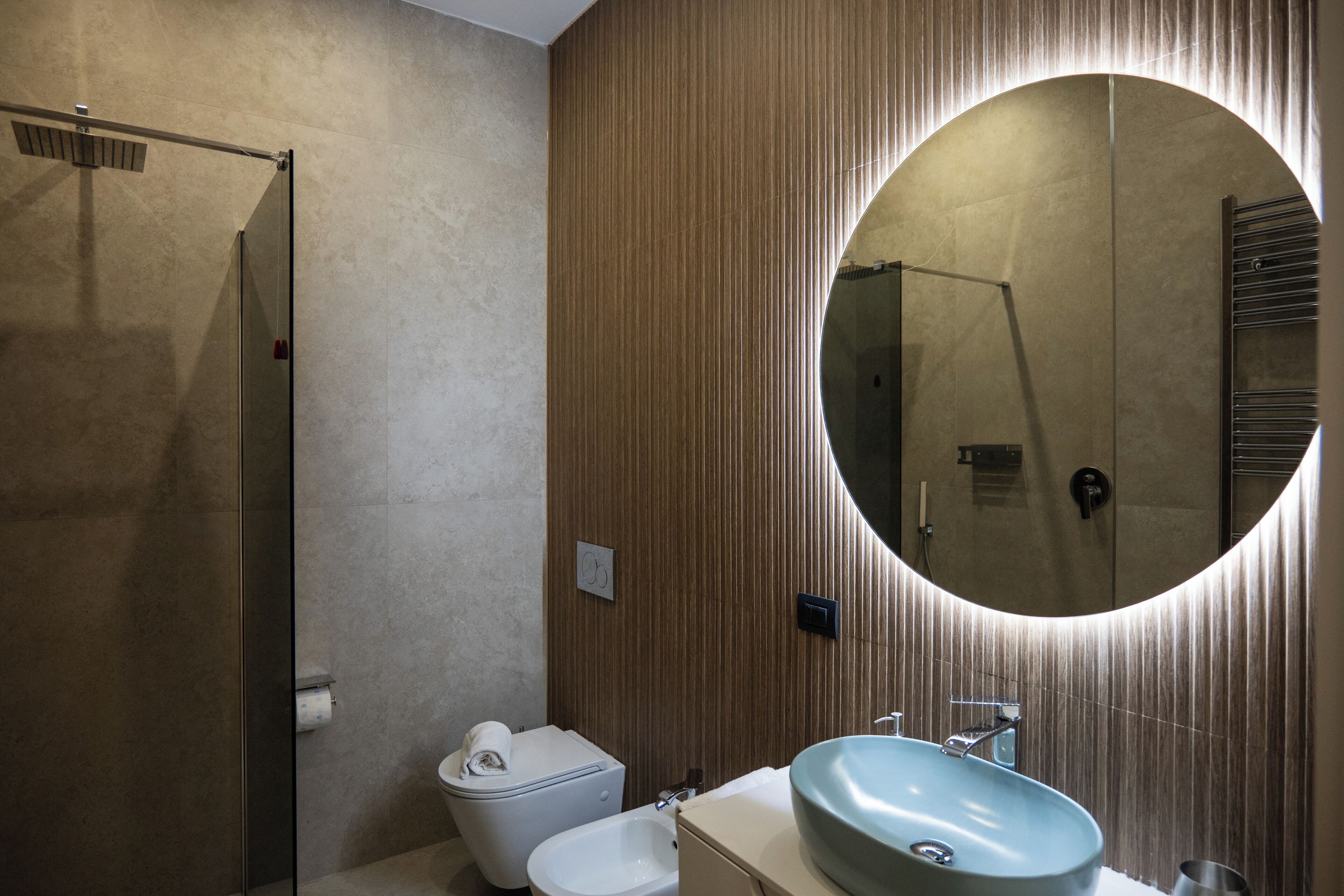 Habitación de lujo doble, vistas a la ciudad | Baño | Ducha, secador de pelo, zapatillas y toallas