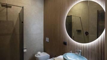 Habitación de lujo doble, vistas a la ciudad | Baño | Ducha, secador de pelo, zapatillas y toallas