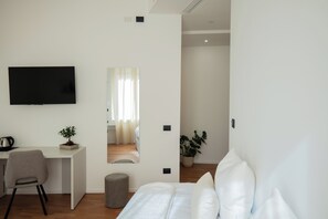 Kamar Triple Mewah, pemandangan kota | Minibar, meja kerja, ruang kerja ramah laptop, dan kedap suara
