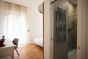 Luxury-Doppelzimmer, Stadtblick | Minibar, Schreibtisch, laptopgeeigneter Arbeitsplatz