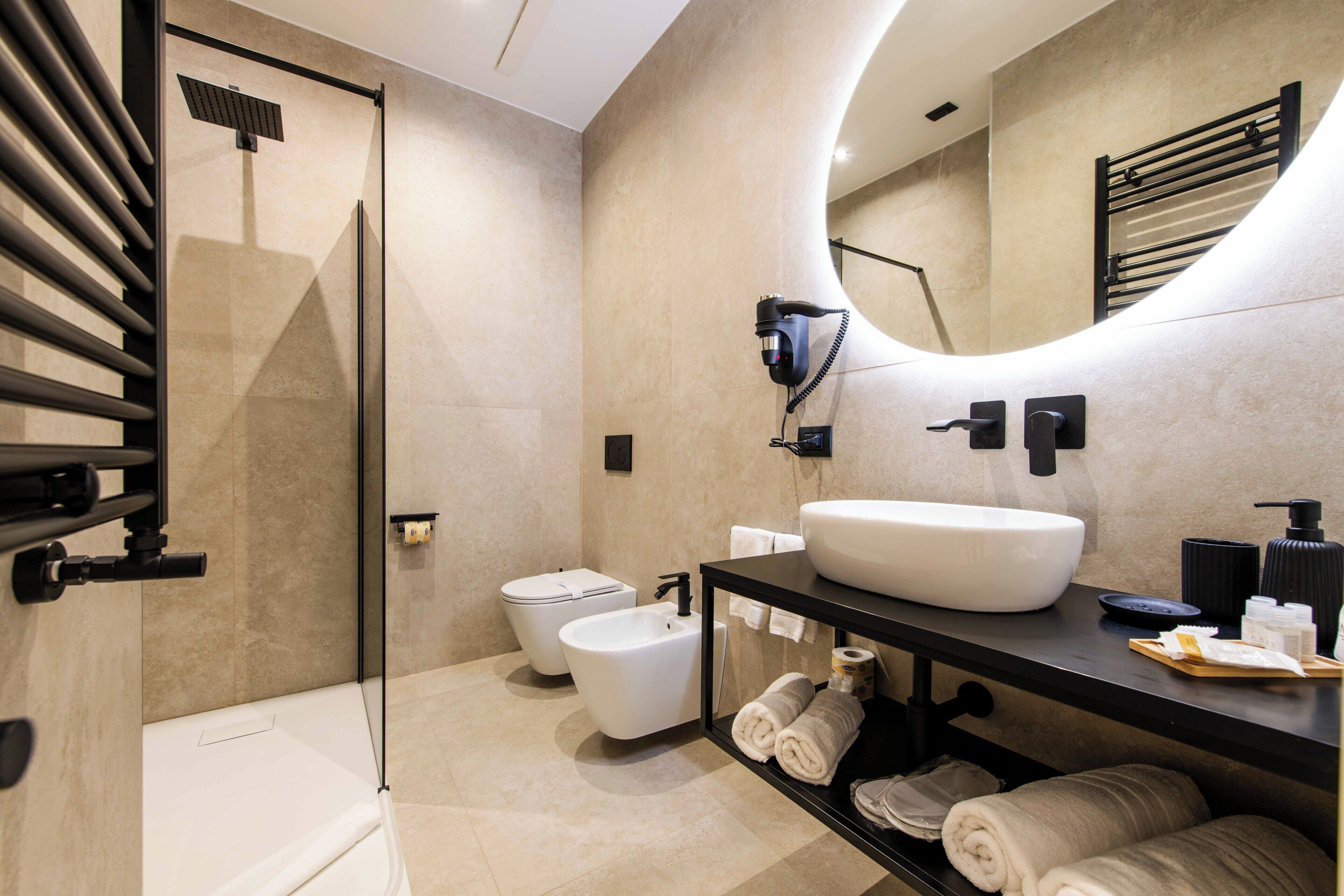 Deluxe tweepersoonskamer, uitzicht op de stad | Badkamer | Een douche, een haardroger, pantoffels, handdoeken