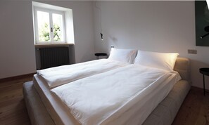 Een strijkplank/strijkijzer, wifi, beddengoed
