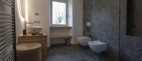 Ducha, secador de pelo, bidet, toallas
