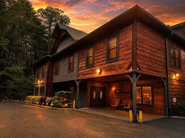 Exterior - Gatlinburg Lodge 2.0-Just Renovated-20 Ensuite BRs (Gatlinburg)