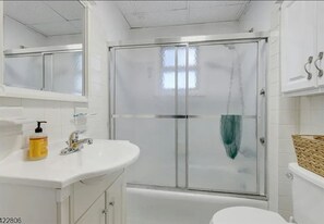 Bathroom - Terrific 3-bedroom house in West Orange (West Orange)
