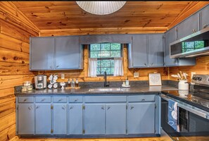 Private kitchen - NEW Clover Ridge Cabin ~ Hot Tub + Outdoor TV + Fire Table + Secluded Blue Ridge (Blue Ridge)