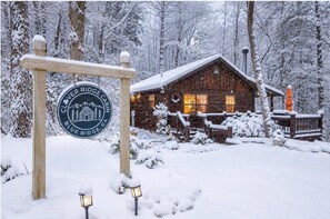 Exterior - NEW Clover Ridge Cabin ~ Hot Tub + Outdoor TV +Private +Professionally Decorated (Blue Ridge)