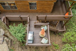 Outdoor dining - NEW Clover Ridge Cabin ~ Hot Tub + Outdoor TV + Fire Table + Secluded Blue Ridge (Blue Ridge)