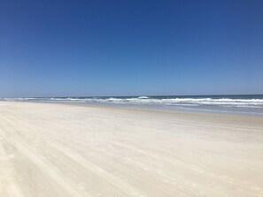 A beach with a clear sky and ocean waves. - Cozy Quiet Beachfront Studio with Awesome Ocean View (Daytona Beach)