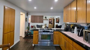 Private kitchen - Relaxing Retreat Near SeaTac + EV Charger (SeaTac)