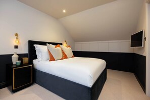 2 bedrooms, iron/ironing board, WiFi, bed sheets - Riverside Fulham Living | Stunning Elegant London Home Steps from the Thames (London)