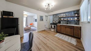 Une cuisine moderne avec des meubles en bois, un four encastré et un four à micro-ondes.