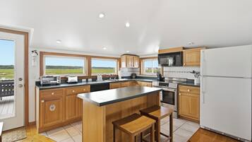 Coffee/tea maker, fridge, microwave, oven