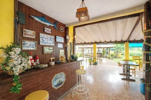 Bar (trong khuôn viên)