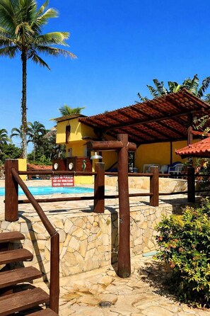 Piscine extérieure, parasols de plage, chaises longues