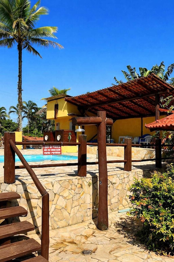 Piscine extérieure, parasols, chaises longues