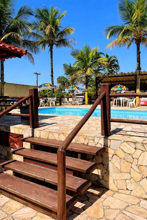 Piscine extérieure, parasols de plage, chaises longues