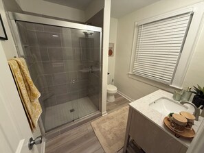 Dusche, Haartrockner, Handtücher, Seife