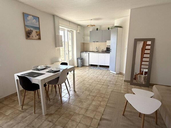 Dining - 2-room gîte in the countryside 5 minutes from the beaches of Saint Cast le Guildo and 3 minutes from the... (MATIGNON)