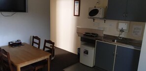 Appartamento | Cucina privata | Mini-frigorifero, microonde, piano cottura, pentole/stoviglie/utensili
