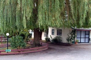 Apartment | Property grounds - Camellia court motel (Taupō)
