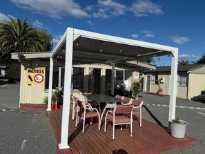 Outdoor dining - Camellia court motel (Taupō)