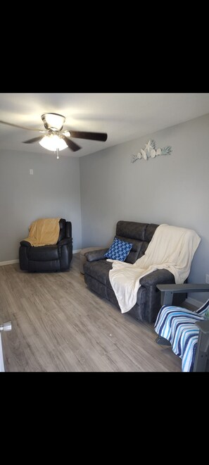 Living area - Cozy 2 bdrm 1 bth cottage/ADU in Texas City, mins away from the Dike and beaches (Texas City)