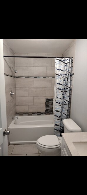 Towels, soap, toilet paper - Cozy 2 bdrm 1 bth cottage/ADU in Texas City, mins away from the Dike and beaches (Texas City)