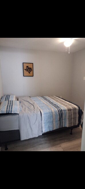 2 bedrooms, WiFi, bed sheets - Cozy 2 bdrm 1 bth cottage/ADU in Texas City, mins away from the Dike and beaches (Texas City)