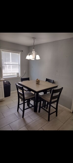 Dining - Cozy 2 bdrm 1 bth cottage/ADU in Texas City, mins away from the Dike and beaches (Texas City)