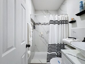 Dusche, Haartrockner, Bidet, Handtücher