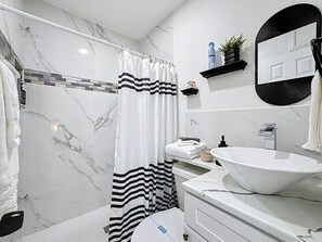 Shower, hair dryer, bidet, towels - Vrbo Property (St. Petersburg)