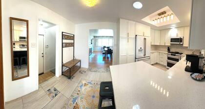 Custom 4bed/3bath house, central heat/AC, 10-15 mins to most attractions